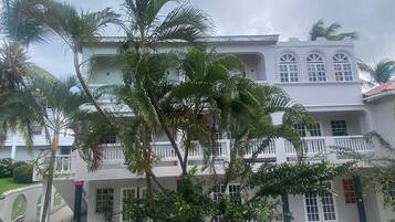 Vista frontal de la propiedad