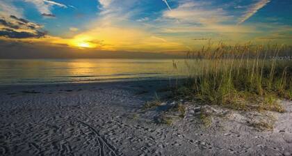 Your Beachside Retreat – Siesta Key’s White Sands Just Steps Away!