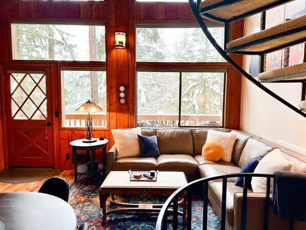TV, fireplace, books - Awesome Treetop Townhouse 3br 3lvl *5 Star Hosts* (Whitefish)