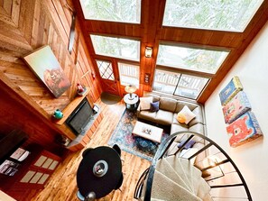 Télévision, cheminée, livres