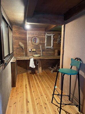 Interior - Let's "do nothing" in the tranquil mountains. [Empanada specialty store attached]. (恵那市)