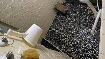 Umweltfreundliche Kosmetikartikel, Haartrockner, Handtücher, Seife