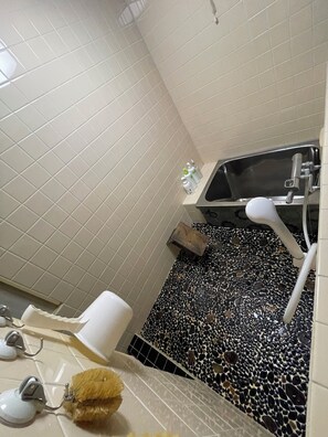 Articles de toilette écologiques, sèche-cheveux, serviettes fournies