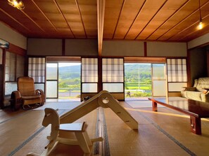 Interior - Let's "do nothing" in the tranquil mountains. [Empanada specialty store attached]. (恵那市)
