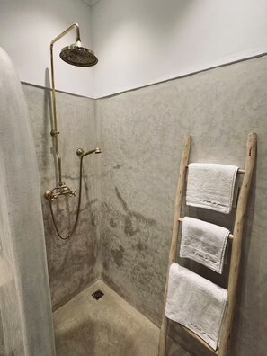 Shower, hair dryer, towels, soap - À l'ombre des orangers - "Romance". (Marrakech)