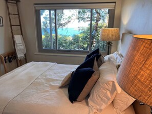 4 bedrooms, desk, iron/ironing board, WiFi