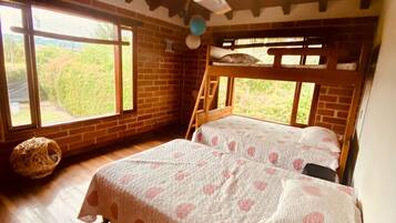 1 slaapkamer, een strijkplank/strijkijzer, wifi, beddengoed