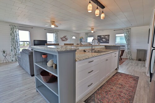 Open plan house w/ close Beach Access & both Ocean & Bay Views