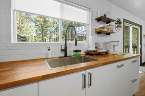 Kühlschrank, Ofen, Herdplatte, Wasserkocher mit Kaffee-/Teezubehör