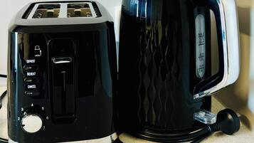 Frigobar, microondas, utensilios de cocina