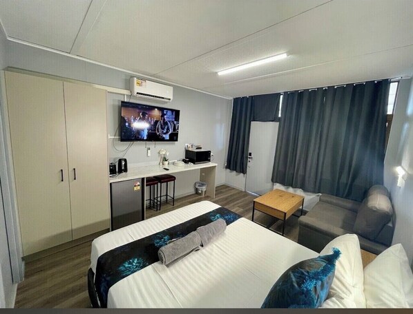 Standard Double Room, Balcony | Desk, laptop workspace, iron/ironing board, free WiFi - Comfortinn motel (Inglewood)