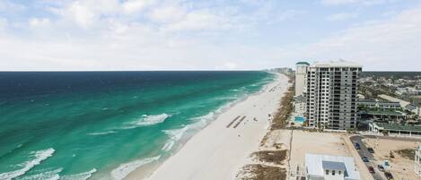 Ubicación cercana a la playa y tumbonas