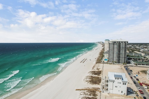 Comfortable Emerald Coast Retreat! Only 3 minute walk to the white sandy BEACH!