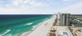Comfortable Emerald Coast Retreat! Only 3 minute walk to the white sandy BEACH!