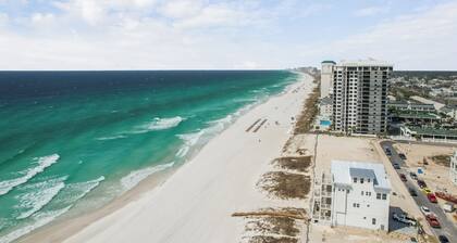 Comfortable Emerald Coast Retreat! Only 3 minute walk to the white sandy BEACH!
