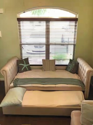 1 室のベッドルーム、デスク、アイロン / アイロン台、WiFi (無料)