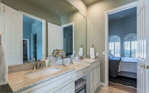 Secadora de cabello, toallas, shampoo, papel de baño