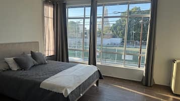 6 bedrooms, iron/ironing board, WiFi, bed sheets