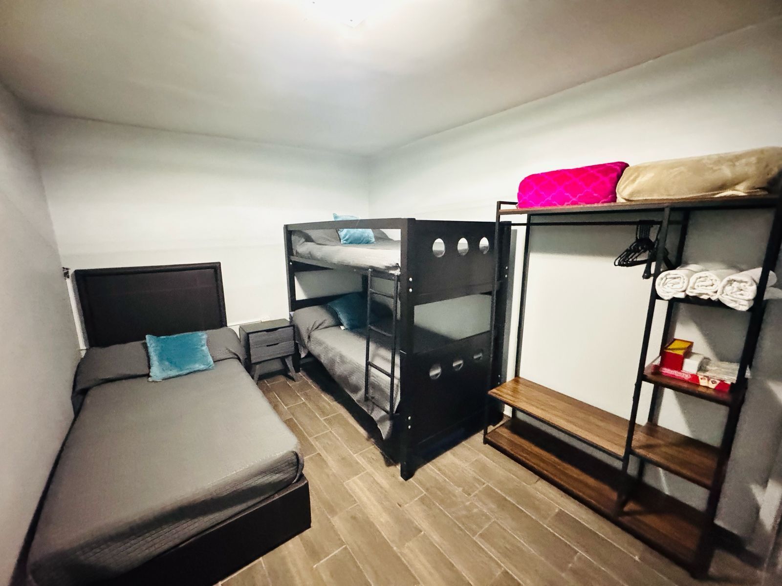 6 habitaciones, tabla de planchar con plancha, wifi y ropa de cama 
