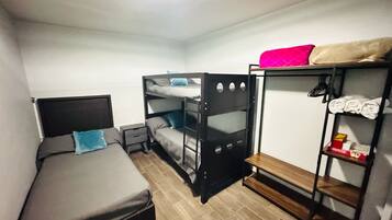 6 habitaciones, tabla de planchar con plancha, wifi y ropa de cama