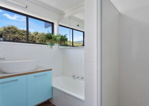 Dusche, Haartrockner, Handtücher, Seife