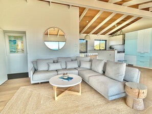 Smart TV, livros, aparelho de som