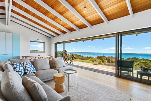 Blairgowrie Views– Relaxing Coastal Retreat with Stunning Bay & Marina Vista