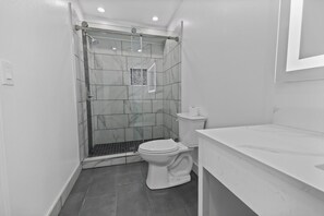 Regadera, toallas, jabón, shampoo 