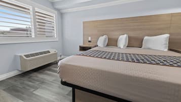 Room, 1 King Bed | Desk, free WiFi