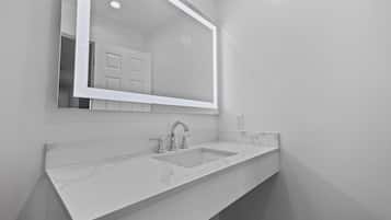 Suihku, pyyhkeet, saippua, sampoo