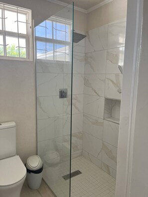 Douche, serviettes fournies, savon, papier toilette