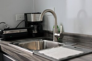 Réfrigérateur, four à micro-ondes, surface de cuisson, cafetière-théière