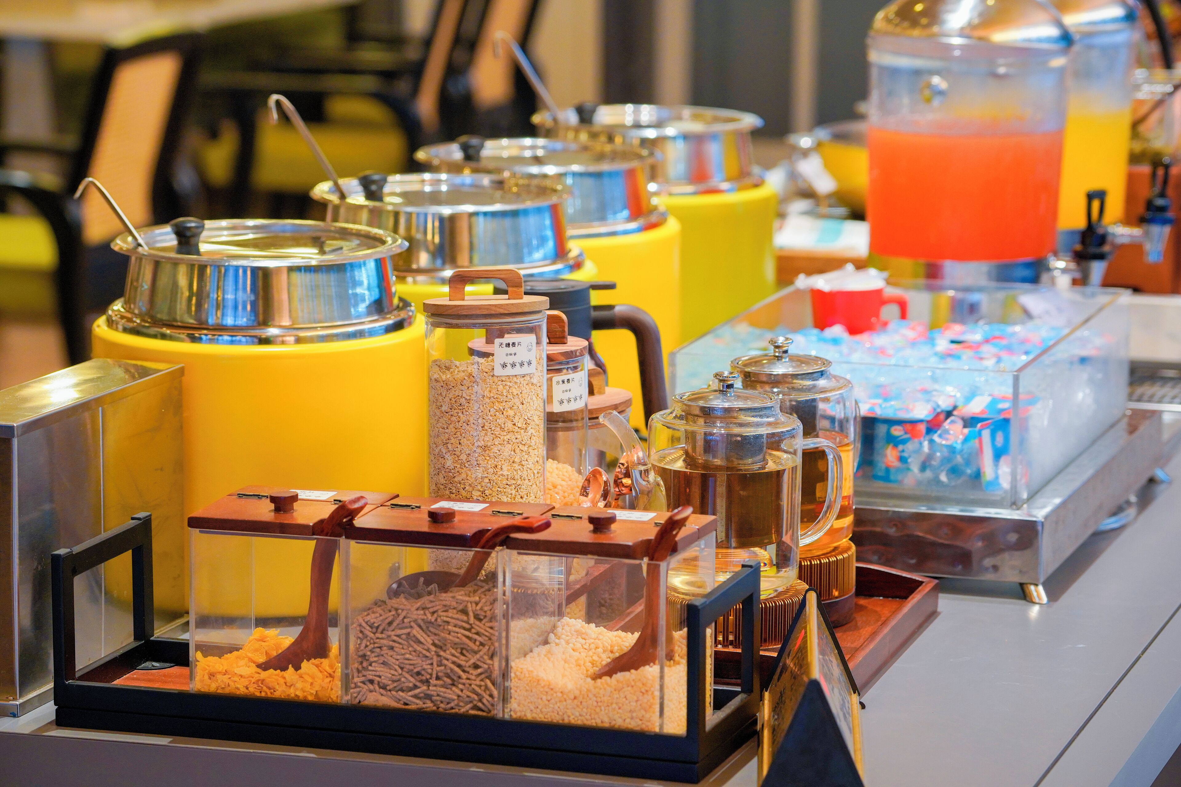 بوفيه فطور مجانًا يوميًا