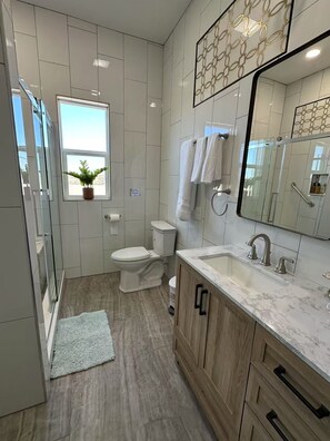 Secadora de cabello, toallas, jabón, papel de baño 
