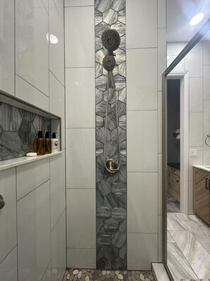 Secadora de cabello, toallas, jabón, papel de baño 