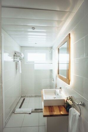 Deluxe kamer, 1 twee- of 2 eenpersoonsbedden | Badkamer | Een douche, een regendouche, een haardroger, badjassen