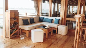 Un interno in legno con un divano, un poggiapiedi e un tavolino in legno.