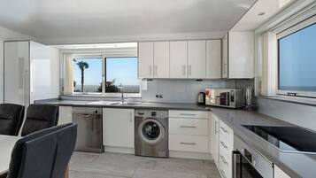 Frigorífico, microondas, horno y placa de cocina