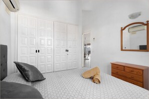 3 bedrooms, iron/ironing board, free WiFi, bed sheets - "Villa Atlantico" Near the Beach with Private Pool, Wi-Fi, A/C, Terrace & Garden (San Miguel de Abona)