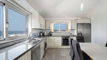 Køleskab, mikrobølgeovn, ovn, kogeplade