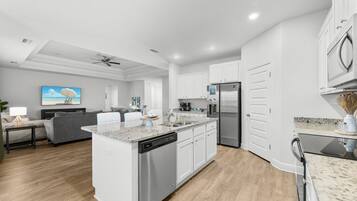 Køleskab, mikrobølgeovn, ovn, kogeplade