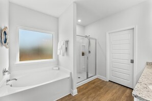 Shower, hair dryer, towels, toilet paper - Steps2pool,beach,dining,pet friendly,windmark (Port St. Joe)