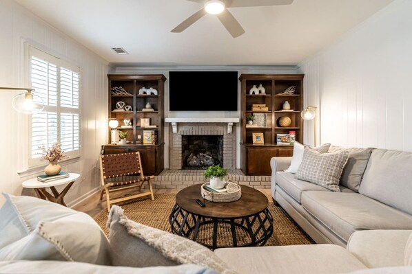Smart TV, fireplace
