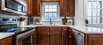 Groovy Cary Crib - Pickleball, Pets & Plug-In 4 EV