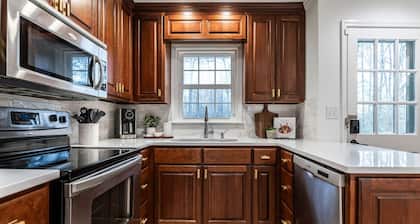 Groovy Cary Crib - Pickleball, Pets & Plug-In 4 EV