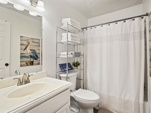 Tina de hidromasaje, secadora de cabello, toallas, jabón 