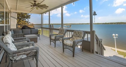 Lakefront property perfect for fishing and boating. Fall dates available!