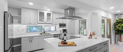 Jääkaappi, mikroaaltouuni, uuni, astianpesukone