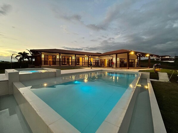 Outdoor pool - U-GO Toledo 78 (Montenegro)