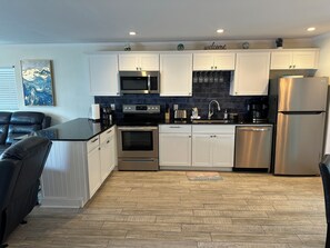 Een koelkast, een magnetron, een oven, een kookplaat